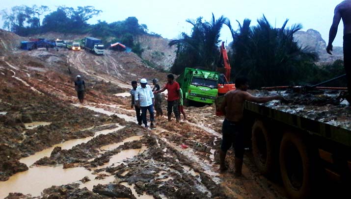 Kerusakan Berlarut di Jalan Trans Sulawesi dan Derita Para 
